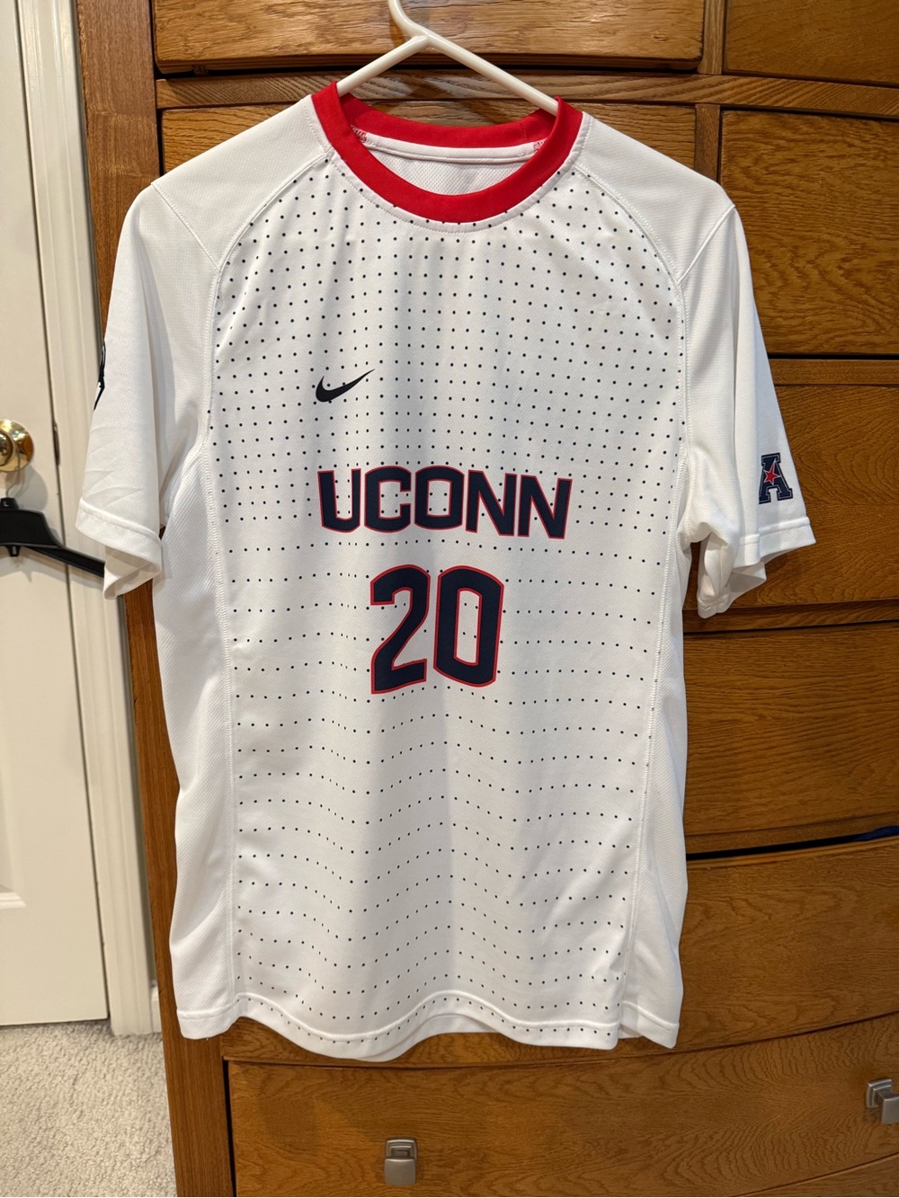 UCONN #20 Nike White with Red Trim Soccer Jersey Size Medium
